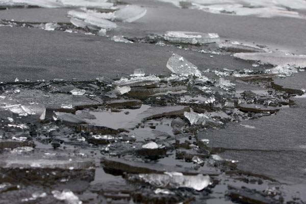 Latgalē sieviete ielūzusi Daugavas ledū un nav atrasta