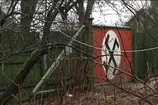 Asinis stindzinoši notikumi Viļānos – psihiski slims nacists sašauj kaimiņieni (video)