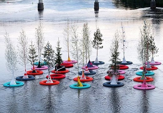 Zviedri Daugavā ar peldriņķiem peldinās kokus