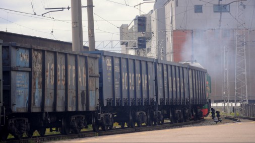 Uz Baltkrievijas robežas vilcienā zem ogļu kravas atrod 110 000 kontrabandas cigarešu