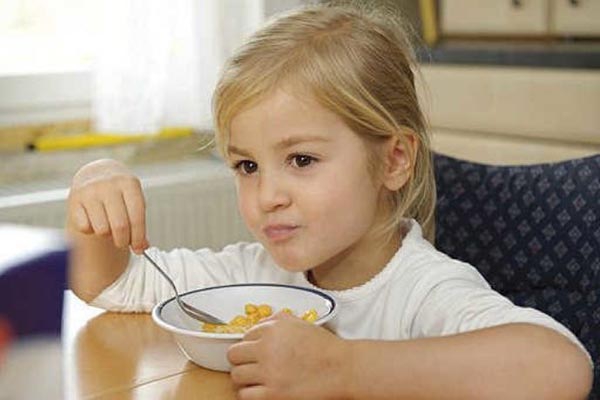 Veselības ministrs: Daudzi bērni skolā «cieš badu», jo nepaēd brokastis