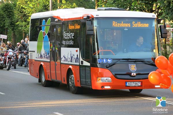 „Rēzeknes satiksme” izrāda jauno autobusu