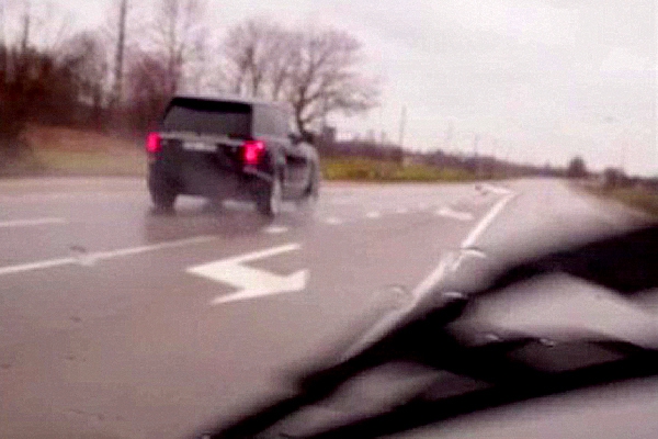VIDEO: Urbanoviča dārgais “Range Rover” rupji pārkāpj satiksmes noteikumus
