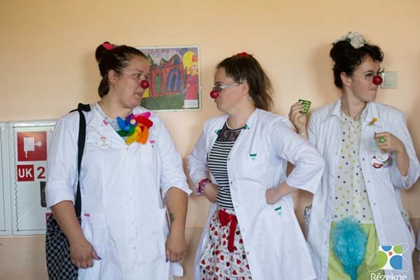 „Dakteri klauni” uzjautrina bērnus, kuri ārstējas Rēzeknes slimnīcā