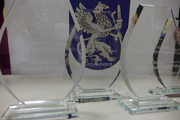 Valsts svētkos pasniegtas Latgales reģiona uzņēmēju gada balvas