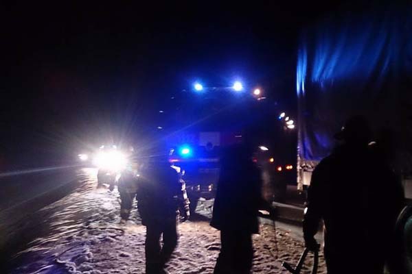 Aculiecinieks: kravas auto nesadeg tikai pateicoties brīvprātīgajiem glābējiem (foto)