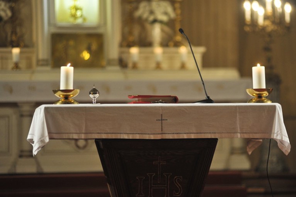 Rēzeknes luterāņu baznīcā beidzot ir altāris (video)
