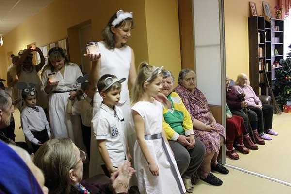 Griškānu pagasta bērni svētkos iepriecina seniorus