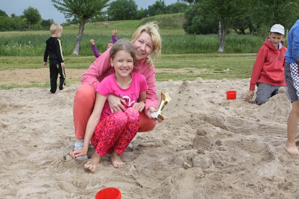 Ģimeņu sporta svētki pie Kovšu ezera pulcē 31 ģimeni (foto)
