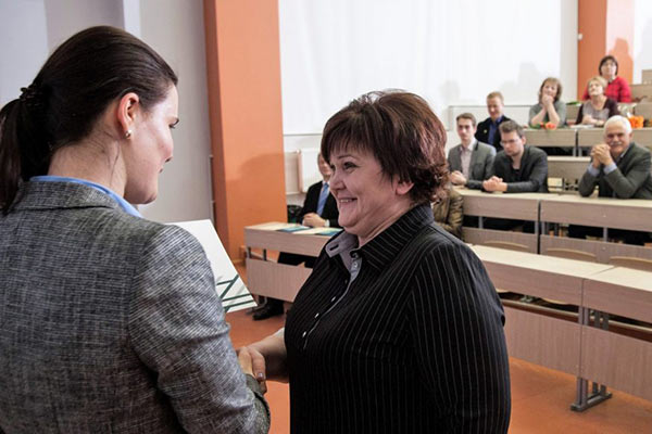 Rēzeknes 3. vidusskolas skolotāja Nadežda Savicka saņem RTU apbalvojumu