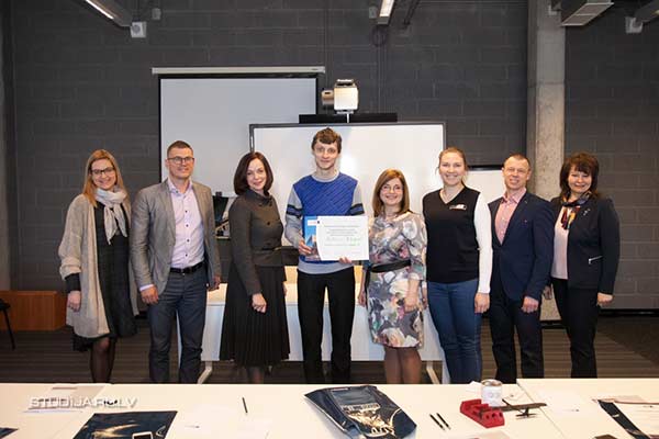 RTA students Artūrs Āboliņš saņem 1000 eiro savas inovatīvās pētnieciskās idejas realizēšanai