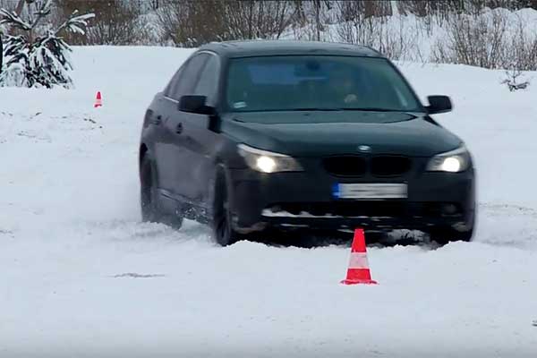 VIDEO: Autovadītāji Rēzeknē apgūst drošu braukšanu ziemā