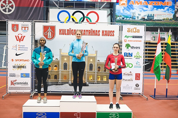 Rēzekniete Gunta Latiševa-Čudare gūst uzvaru 300 m skrējienā
