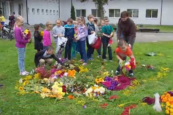 VIDEO: Miķeļdienas ziedu taurenis Rēzeknes sākumskolā