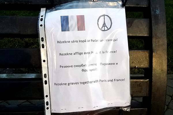 Terorakts Parīzē: Rēzeknē tiek nolikti ziedi, izsakot līdzjūtību Francijas tautai (aculiecinieka foto)