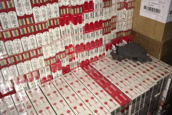 Rēzeknes novadā angārā uziet 400 000 paciņas ar nelegāliem smēķiem (foto)