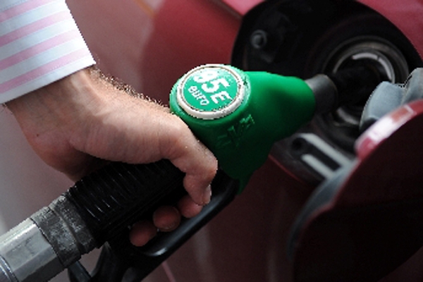 Augstajās degvielas cenās vaino nodokļus un pārstrādātājus