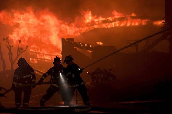 Viļānos deg kokapstrādes uzņēmums, izsludināts paaugstinātas bīstamības ugunsgrēks