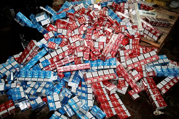 VID muitas amatpersonas mikroautobusa degvielas tvertnē izveidotā slēptuvē atklāj 33 tūkstošus cigarešu