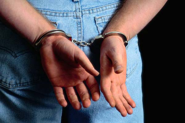 Rēzeknes policija aiztur iespējamos nepilngadīgos laupītājus