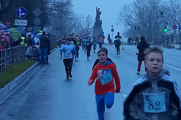 VIDEO: Skrējiens "Ieelpo Rēzekni" pulcē vairākus simtus dalībnieku