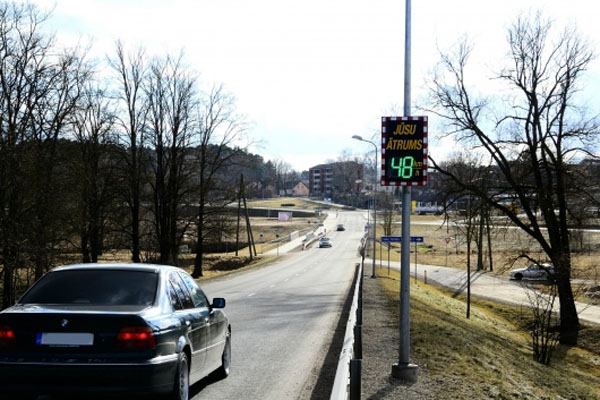 Ar interaktīvo ceļa zīmju ieviešanu cer uzlabot satiksmes drošību