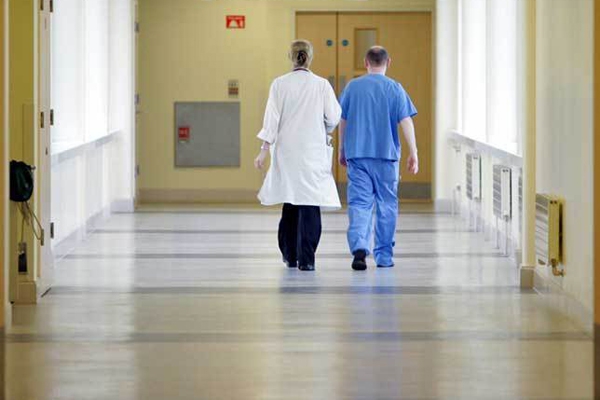 Mediķi: slimnīcas un poliklīnikas apvienošanas diskusijas rezultāts ir tuvu nullei