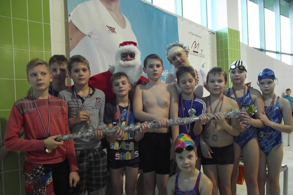 Rēzeknieši gūst godalgotas vietas Jaunā gada sacensībās peldēšanā (foto)