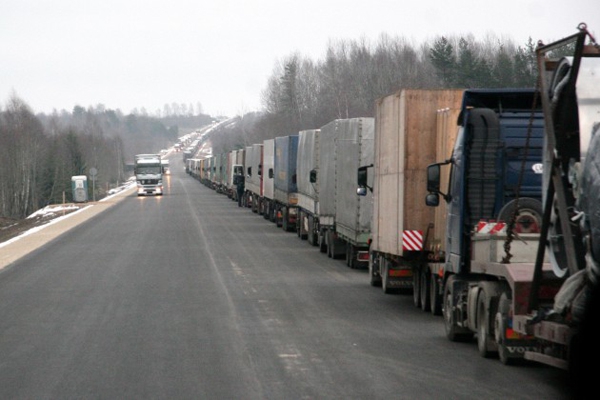 Terehovas robežkontroles punktā rindā uz robežas šķērsošanu gaida 120 automašīnas