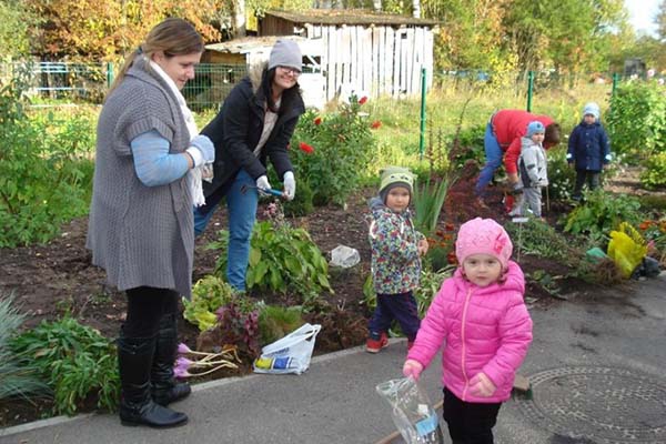 Kopīgiem spēkiem papildināti puķu stādījumi Griškānu bērnudārza teritorijā