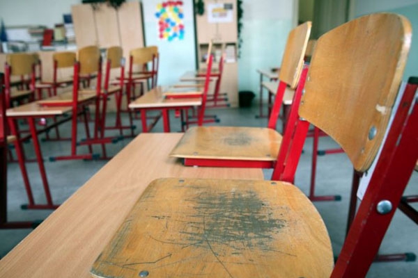 Skolu slēgšana šogad varētu skart 130 izglītības darbiniekus