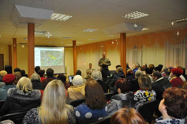 Iedzīvotāju sapulcē Lūznavā informē par tehnikuma ēku kompleksa nodošanu armijas vajadzībām