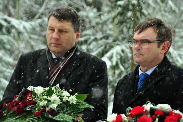 Audriņos cieņu bojā gājušajiem apliecināja arī aizsardzības ministrs Raimonds Vējonis