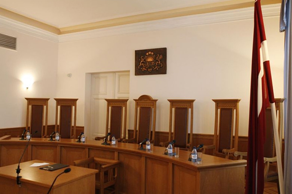 Lietā par vīrieša noslepkavošanu un sadedzināšanu Rēzeknes novadā tiesa turpinās pratināt lieciniekus