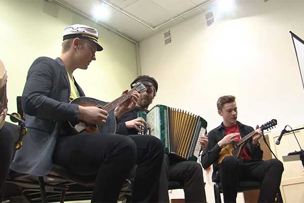 VIDEO: Rēzeknē skolēni piedalījušies «Tradivīzijā» jeb tradicionālās mūzikas konkursā