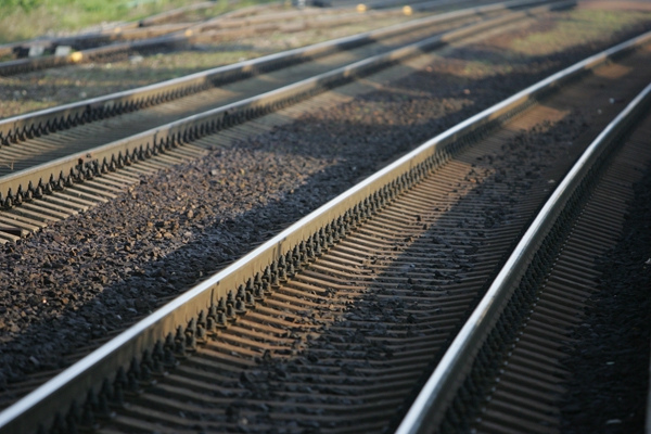 Rēzeknes novadā zem vilciena pakļuvusī sirmgalve mēģinājusi šķērsot dzelzceļa sliedes tam neparedzētā vietā